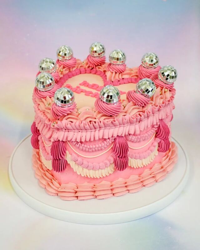 DISCO DIVA🪩🪩🪩 A super sparkly cake for a super sparkly friend! This colour palette on our vintage style heart cake is EVERYTHING! The inside of this cake consisted of our incredible coconut and lime cake (my personal favourite!), and I used a combo of @colour.mill fuschia, candy pink and hot pink to create the tones on this cake...What would your dream colour combo be? ...#cake #celebrationcake #crumb #crumbcakes #crumbcakessa #cakes #vintagecake #vintagecakes #cakedecorating #cakeme #cakedecorating #cakedesign #cakedecorator #lambeth #lambethcake #lambethcakes #lambethpiping