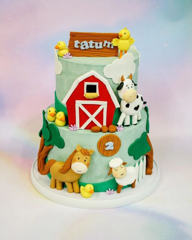TATUM TURNS 2!
...
Our little friend Tatum turned two last week and we loved making this cute farm inspired cake for his birthday party
...
The top tier of this cake consisted of our delicious rich chocolate cake, and the bottom tier was our vanilla cake layered with salted caramel, vanilla bean frosting and crunchy popcorn
A huge thank you to @mischa_sugarworks
for hooking us up with these super cute fondant animals! 
...
#celebrationcake #celebrationcakes #crumb #crumbcakessa #cakeme #crumb #birthdaycake