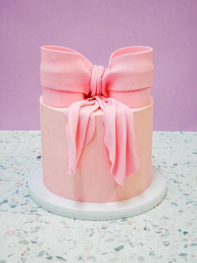 BOW WOW! 
🎀🎀🎀 
Don't underestimate this simple cake design - it's a total showstopper!!! After three days of carefully drying and assembling, this oversized bow is finally complete. I'm hooked! Next step: making these in every color imaginable!!! I think this is a super strong contender for the online store - what do you think? 
...
 #crumb #crumbcakes #crumbcakessa #cakeme #celebrationcake #celebrationcakes #birthdaycake #cakescapetown #capetowncakes