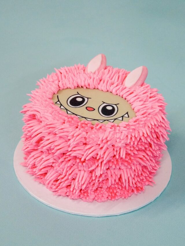 LABUBU
...
In this day and age there's no way you can escape Labubu! Not even in the world of baking! 
Thinking of offering these in a mystery colour - just like a blindbox? What do you think? 
If you are looking for a Labubu - check out our friends at @cvbblomtuin, who also happen to stock our incredible NY style cookies 🍪 
...
#cake #minicake #crumb #minicakes #celebrationcake #celebrationcakes #cakeme  #crumbcakes #crumbcakessa #labubu #labubucake #labubuminicake #labubus