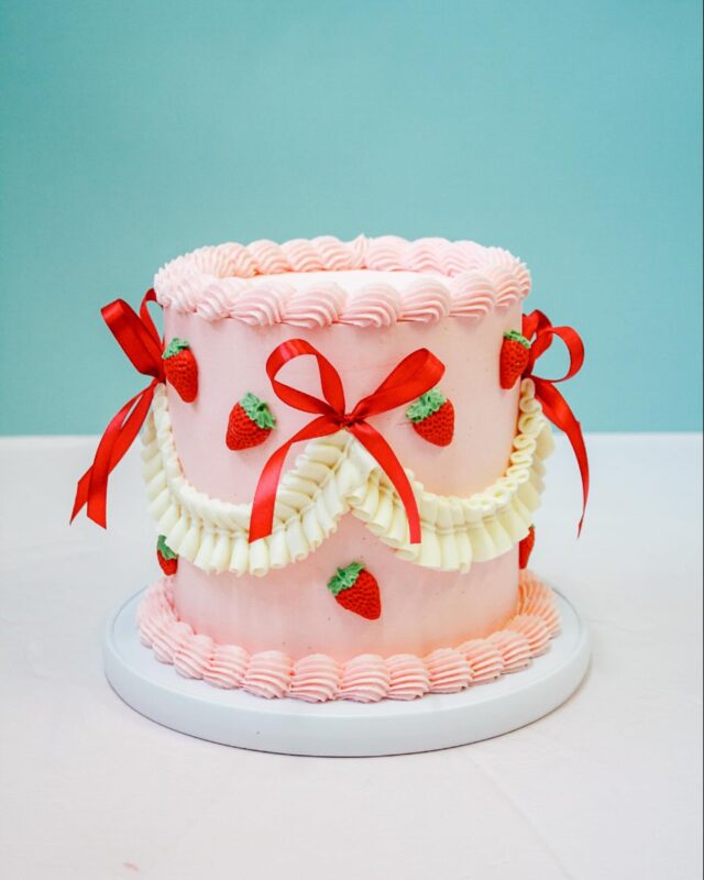 BERRIES & BOWS🍓🎀🩷Check out this cute cake that has just hit our online store! Our brand new Berries & Bows cake design is the ultimate girly treat, featuring pretty vintage style piping in light pink and off-white, the cutest fondant strawberries and 4 red satin bows.Available in a delicious range of flavours, and we can even pipe a little message on top! …#cake #celebrationcake #celebrationcakes