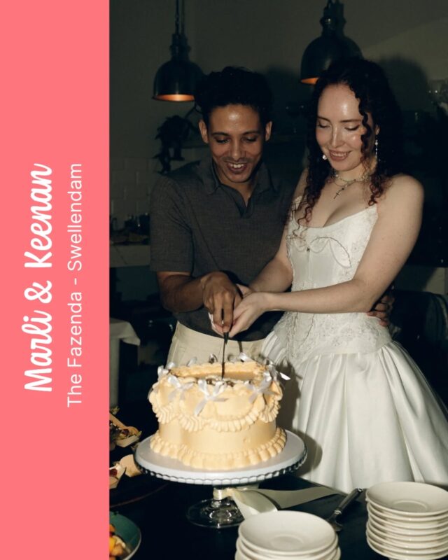 MARLI & KEENAN
...
Marli & Keenan celebrated their big day with an absolutely beautiful peach coloured heart shaped cake, decorated with frilly piping, cute bows and "Just Married" piped on the top.
The flavour? Vegan red velvet ❤️❤️❤️ So delicious!!
...
Photography by @captured.bycarla
Venue @fazenda_perfect_escape
@vegan.by.crumb