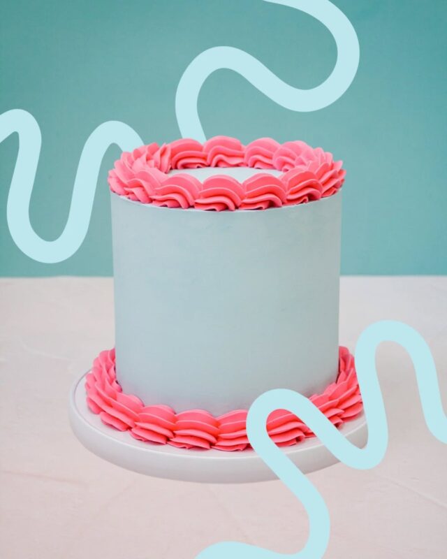 Introducing JANIS...Simple, but not basic by any means. Perfect for birthdays, topped with candles, a topper, or sparklers. Personalise this design with a base colour, contrasting piping, and a piped message.Now available in our online store 💖...#crumb #crumbcakessa #crumbcakes #cakeme #veganbycrumb #birthdaycake #birthdaycakes #capetowncakes
