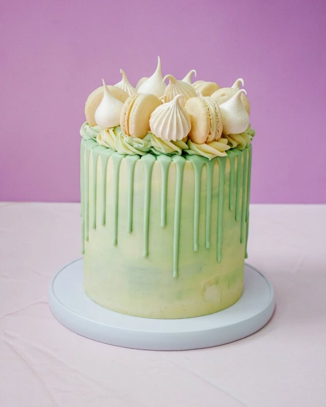 Macs & Meringues ...Forever a favourite on our online store 🫶 Topped with macarons, meringues and a matching chocolate drip. Available in various colours, and even a vegan version too! ...#crumb #crumbcakes #crumbcakessa #cakeme #veganbycrumb #vegan #vegancake