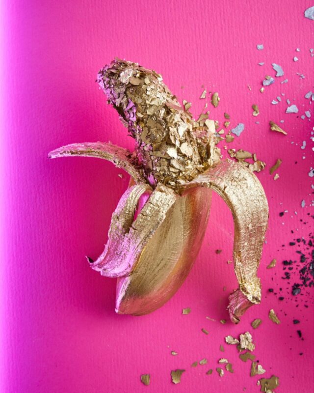 Forever my favourite image from my cookbook! … GLITTERED BANANAS. Did you know you can make your own homemade edible glitter flakes for your cakes? You can get the recipe in my cookbook, Cake It Till You Make It. Available to purchase from our online store! …Photography by @henk_hattingh_photography Styled by @hanneskoegelenberg
