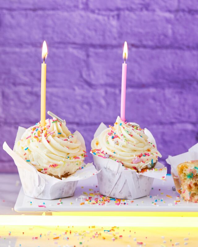 CUPCAKES 🧁🧁🧁I love this photo!!! BUT, I love each and every photo in my book 😬Find my delicious cupcake recipe in my cookbook, Cake It Till You Make It. Can’t find a copy? Order one from our online store! @hanneskoegelenberg @henk_hattingh_photography
