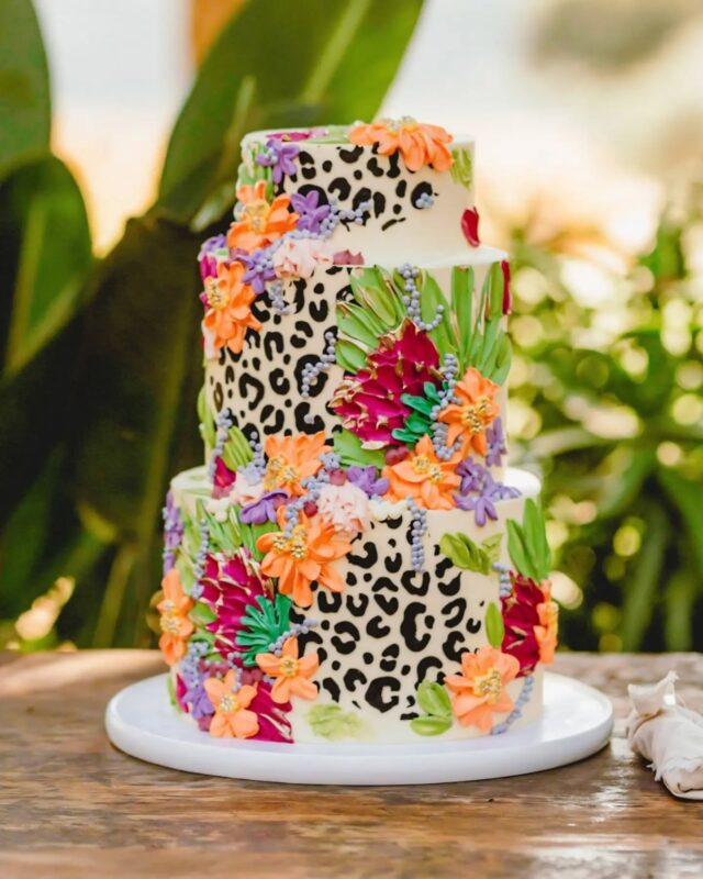 Heritage, But Make It Cake....A wedding cake as bright, bold and beautiful as our country. Happy heritage day South Africa!!!...Would you have something like this as your wedding cake??? If yes - I'm the baker for you!!! 🤭#weddingcake #weddingcakes #heritageday
